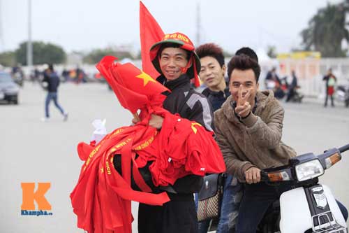 Cái bắt tay thắm tình của CĐV Malaysia - Việt Nam - 14