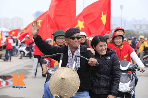 Cái bắt tay thắm tình của CĐV Malaysia - Việt Nam - 12