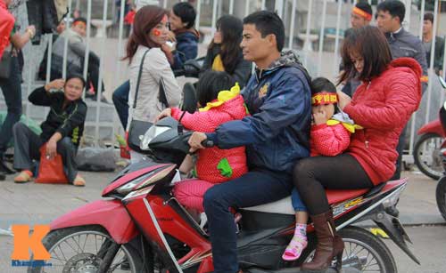 Cái bắt tay thắm tình của CĐV Malaysia - Việt Nam - 6