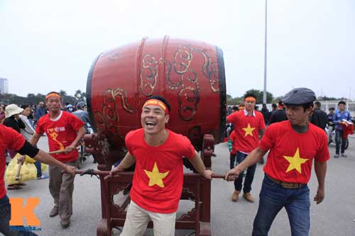 Cái bắt tay thắm tình của CĐV Malaysia - Việt Nam - 2