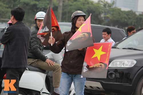 Cái bắt tay thắm tình của CĐV Malaysia - Việt Nam - 3