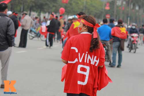 Cái bắt tay thắm tình của CĐV Malaysia - Việt Nam - 4