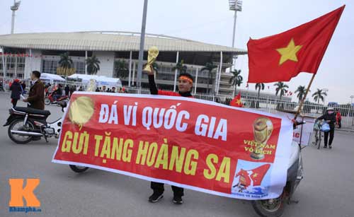 Cái bắt tay thắm tình của CĐV Malaysia - Việt Nam - 9