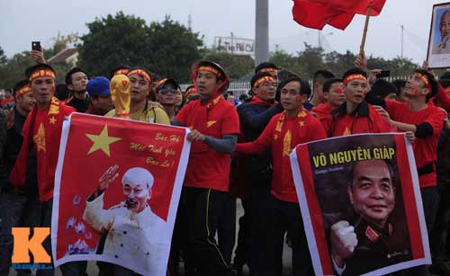 Cái bắt tay thắm tình của CĐV Malaysia - Việt Nam - 10