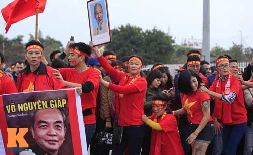 Cái bắt tay thắm tình của CĐV Malaysia - Việt Nam - 11