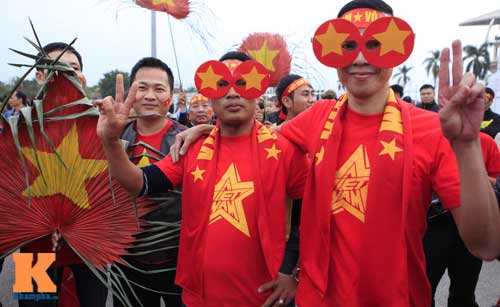 Cái bắt tay thắm tình của CĐV Malaysia - Việt Nam - 13