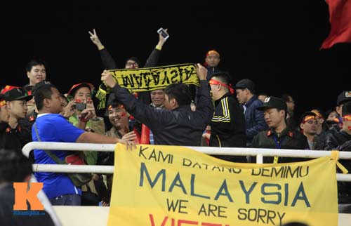 Cái bắt tay thắm tình của CĐV Malaysia - Việt Nam - 2