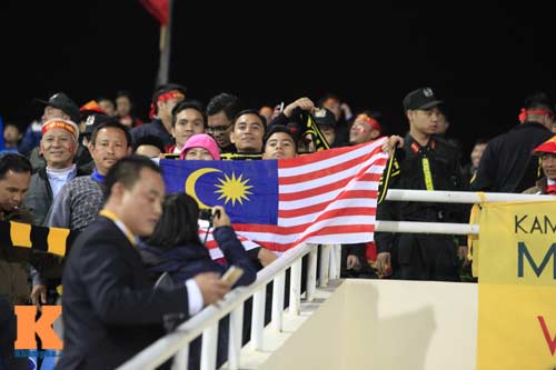 Cái bắt tay thắm tình của CĐV Malaysia - Việt Nam - 3