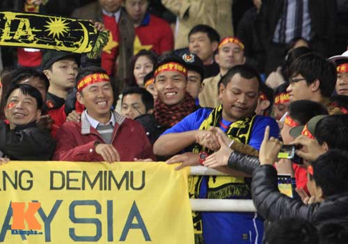 Cái bắt tay thắm tình của CĐV Malaysia - Việt Nam - 4