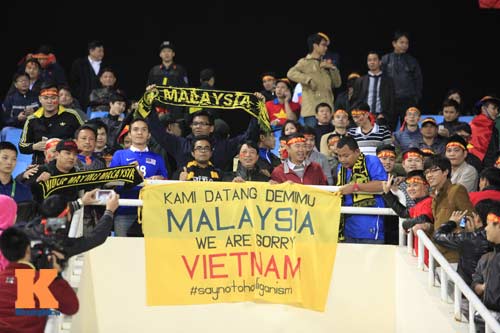Cái bắt tay thắm tình của CĐV Malaysia - Việt Nam - 5