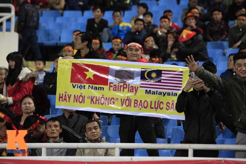 Cái bắt tay thắm tình của CĐV Malaysia - Việt Nam - 6