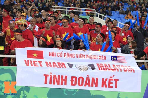 Cái bắt tay thắm tình của CĐV Malaysia - Việt Nam - 7