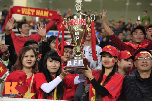 Cái bắt tay thắm tình của CĐV Malaysia - Việt Nam - 8