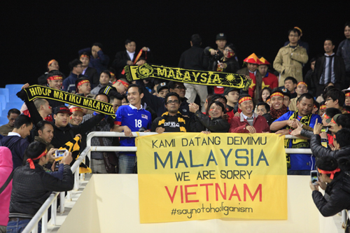 CĐV Việt Nam - Malaysia bắt tay nhau trước trận đấu - 1