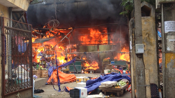 Hà Nội: Cháy chợ Nhật Tân, tiểu thương ôm hàng tháo chạy - 1
