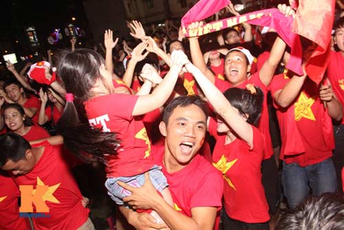 ĐTVN thua đậm, CĐV "người khóc, kẻ bỏ về" ngay hiệp 1 - 3