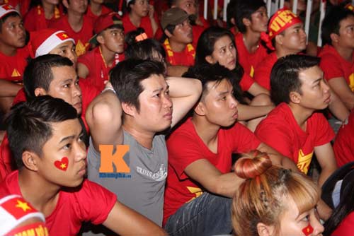 ĐTVN thua đậm, CĐV "người khóc, kẻ bỏ về" ngay hiệp 1 - 4