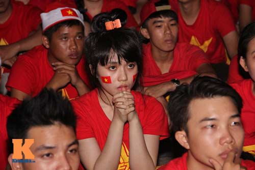 ĐTVN thua đậm, CĐV "người khóc, kẻ bỏ về" ngay hiệp 1 - 5