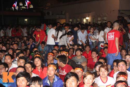 ĐTVN thua đậm, CĐV "người khóc, kẻ bỏ về" ngay hiệp 1 - 8