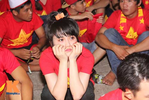 ĐTVN thua đậm, CĐV "người khóc, kẻ bỏ về" ngay hiệp 1 - 6