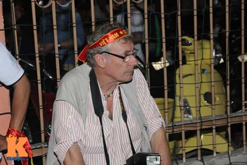 ĐTVN thua đậm, CĐV "người khóc, kẻ bỏ về" ngay hiệp 1 - 9