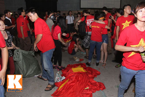 ĐTVN thua đậm, CĐV "người khóc, kẻ bỏ về" ngay hiệp 1 - 12