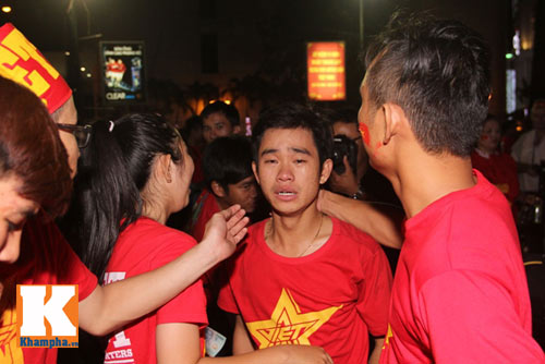 ĐTVN thua đậm, CĐV "người khóc, kẻ bỏ về" ngay hiệp 1 - 13