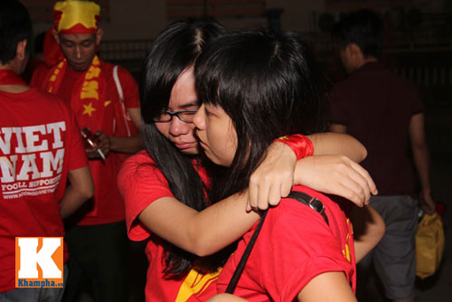 ĐTVN thua đậm, CĐV "người khóc, kẻ bỏ về" ngay hiệp 1 - 14