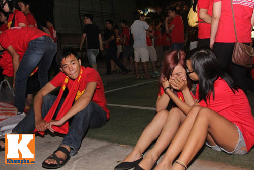 ĐTVN thua đậm, CĐV "người khóc, kẻ bỏ về" ngay hiệp 1 - 15