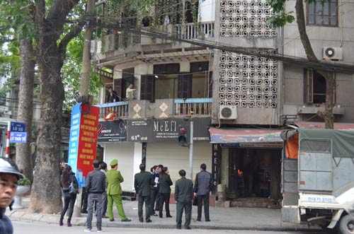 Hà Nội: Hai người đàn ông ôm “bom xăng” cố thủ trong nhà - 1