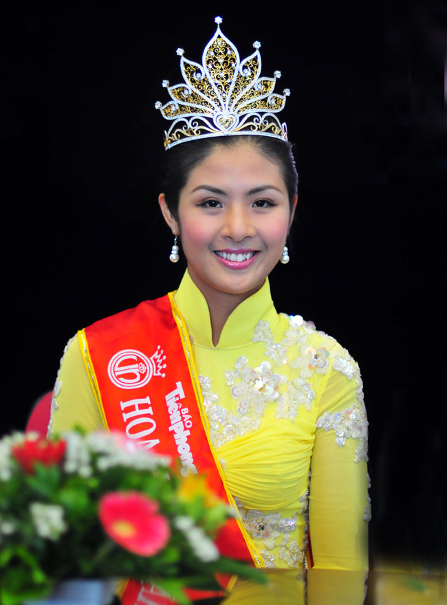 Hoa hậu Việt Nam 2010 thời điểm đó bị chê có làn da đen, mắt hí, răng khấp khểnh không xứng ngồi vào vị trí này
