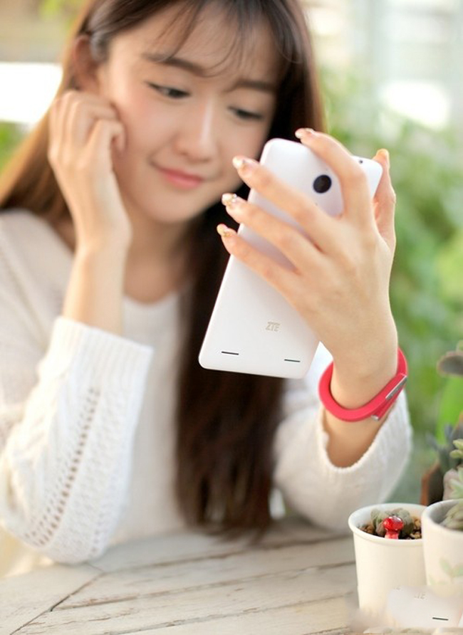 Hotgirl khoe vòng 1 tròn trịa cùng smartphone

Dùng "gậy tự sướng", người đẹp khoe đường cong gợi cảm

Siêu đường cong "thiêu cháy" bên laptop

Mỹ nữ tóc vàng tạo dáng ngộ nghĩnh cùng smartphone N3

Dàn chân dài tạo dáng khỏe khoắn cùng smartphone
