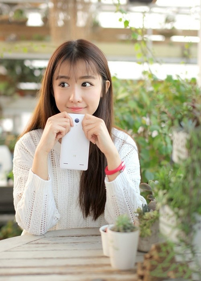 Hotgirl khoe vòng 1 tròn trịa cùng smartphone

Dùng "gậy tự sướng", người đẹp khoe đường cong gợi cảm

Siêu đường cong "thiêu cháy" bên laptop

Mỹ nữ tóc vàng tạo dáng ngộ nghĩnh cùng smartphone N3

Dàn chân dài tạo dáng khỏe khoắn cùng smartphone
