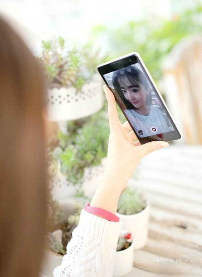 Hotgirl khoe vòng 1 tròn trịa cùng smartphone

Dùng "gậy tự sướng", người đẹp khoe đường cong gợi cảm

Siêu đường cong "thiêu cháy" bên laptop

Mỹ nữ tóc vàng tạo dáng ngộ nghĩnh cùng smartphone N3

Dàn chân dài tạo dáng khỏe khoắn cùng smartphone
