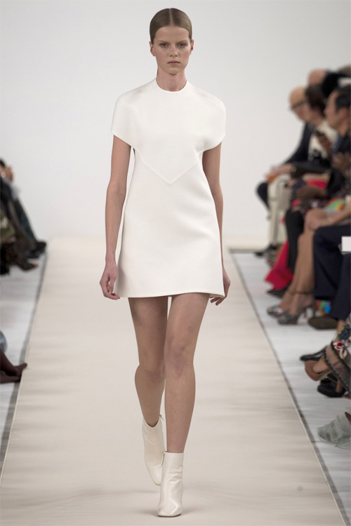 Váy trắng của Valentino đẹp tới mức “nín thở“ - 3