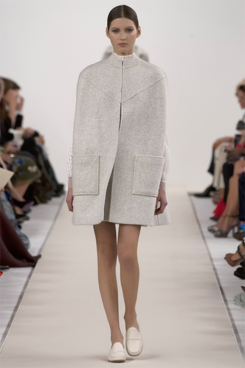 Váy trắng của Valentino đẹp tới mức “nín thở“ - 5