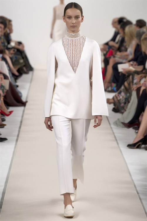 Váy trắng của Valentino đẹp tới mức “nín thở“ - 12