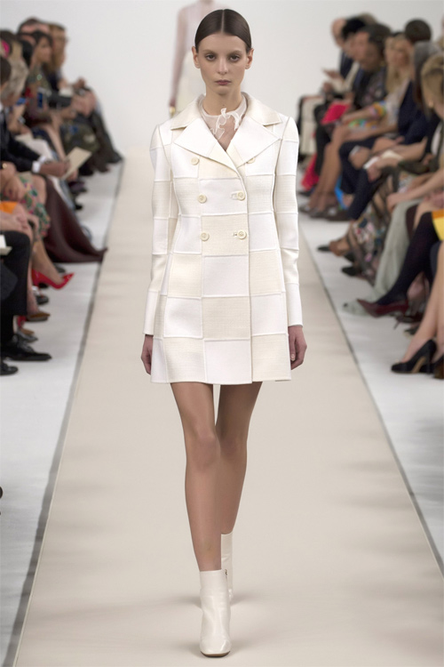 Váy trắng của Valentino đẹp tới mức “nín thở“ - 2