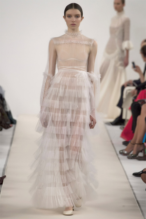 Váy trắng của Valentino đẹp tới mức “nín thở“ - 19