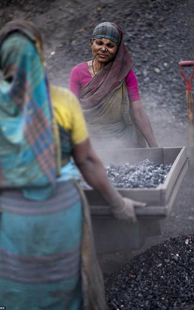 Cảnh lao động “khổ sai” của phụ nữ nơi mỏ than - 1
