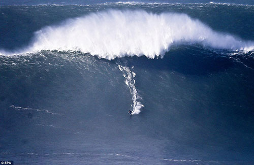 Lướt ván trên những con sóng lớn nhất nhất thế giới - 1