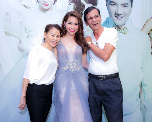 Mẹ chồng Hà Tăng sành điệu bên chồng - 4