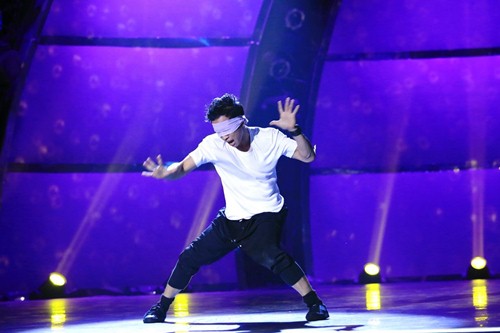 Vũ công bịt mắt gây xúc động với bài nhảy về mẹ - 1