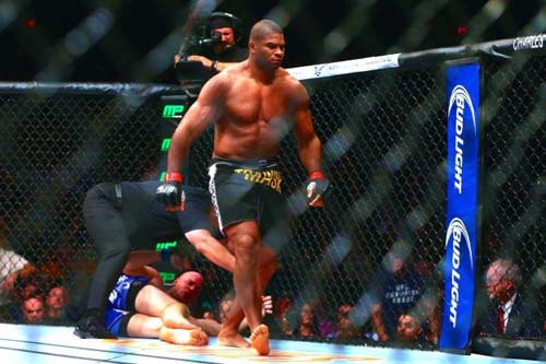 UFC: Võ sỹ khổng lồ dùng chiêu “lấy thịt đè người” - 1