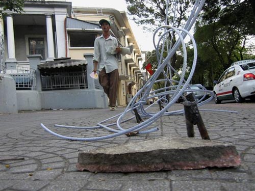 Cọc sắt giăng bẫy người đi đường ở trung tâm Sài Gòn - 2