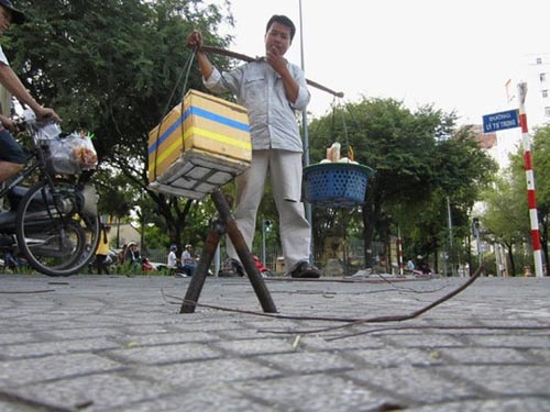 Cọc sắt giăng bẫy người đi đường ở trung tâm Sài Gòn - 3