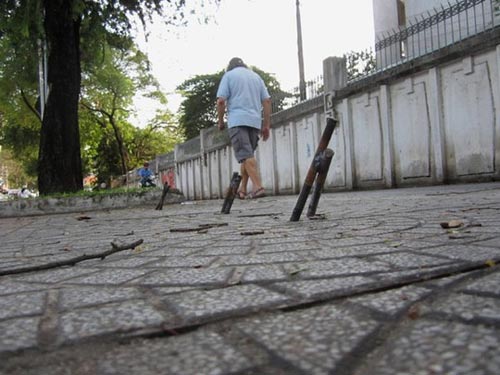Cọc sắt giăng bẫy người đi đường ở trung tâm Sài Gòn - 1