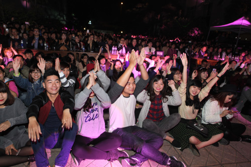 Nữ sinh Thăng Long trình diễn nội y trong giá rét - 8