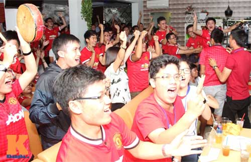 Fan MU “phát cuồng” sau trận đại thắng Liverpool - 2