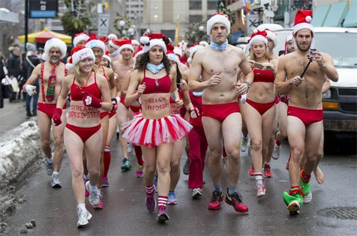 70 người mặc “bikini Noel” chạy giữa cái lạnh âm độ C - 1